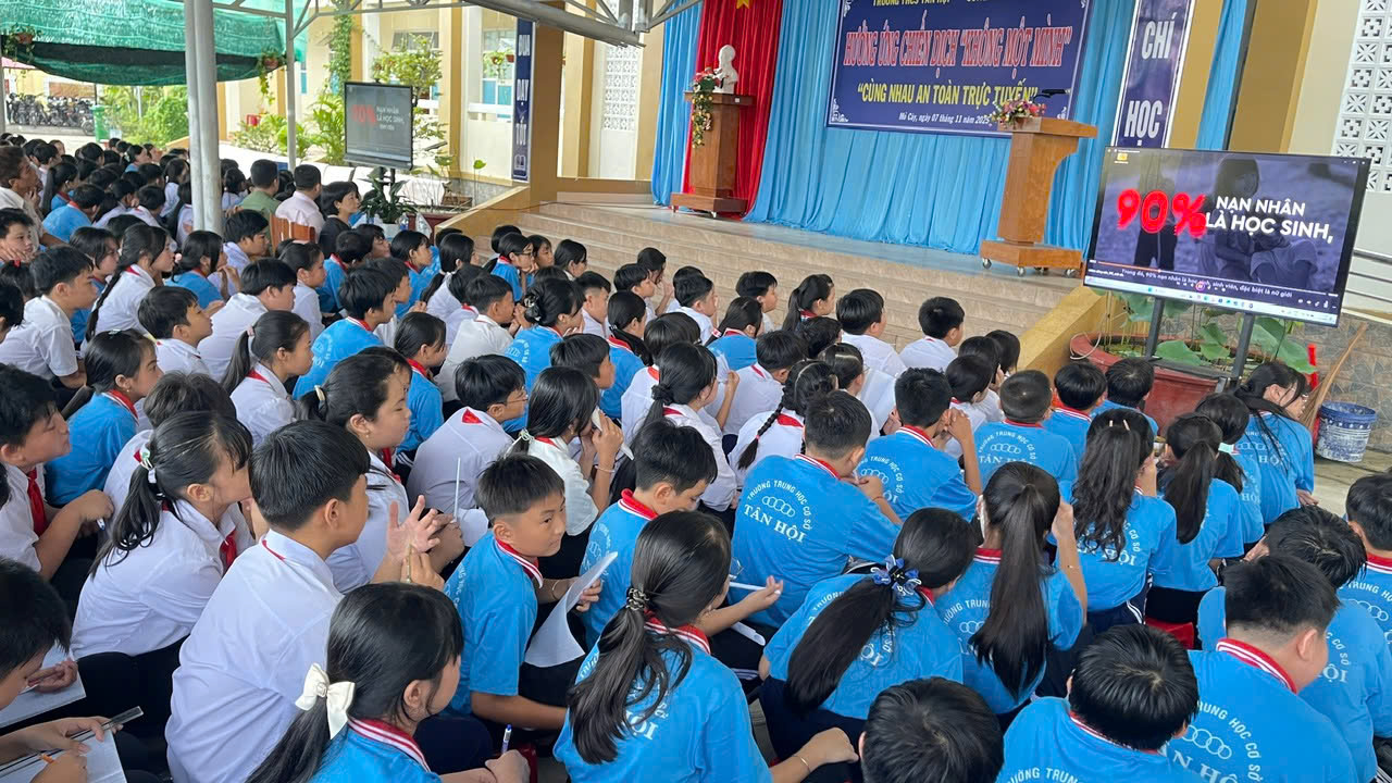 CB, GV, NV và học sinh Trường THCS Tân Hội hưởng ứng chiến dịch "Không một mình" - "Cùng nhau an toàn trực tuyến"