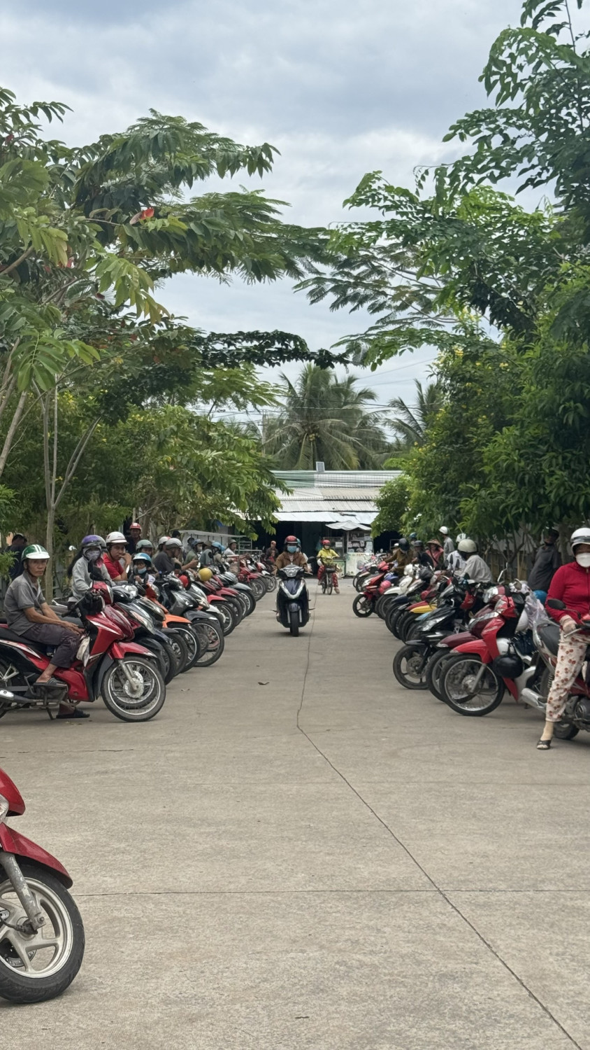 Phụ huynh rước con giờ tan học