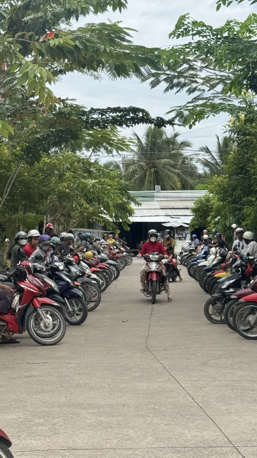 Phụ huynh rước con sau giờ tan học